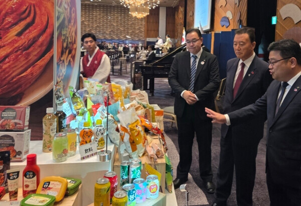한일 국교 정상화 60주년 기념 리셉션 K-Food in JAPAN 특설부스 현장사진 /  홍문표 aT 사장(오른쪽 2번째)