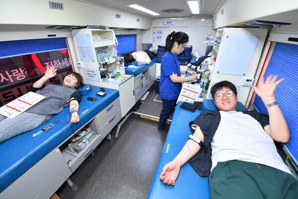 ﻿19일 '새예루살렘 판교성전'에서 열린 헌혈 행사에서 참가자들이 밝게 웃으며 생명나눔에 동참하고 있다.