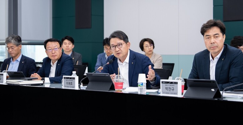 NH농협금융지주는 지난 23일, 서울 중구 본사에서 이재호 전략기획부문 부사장(오른쪽에서 두 번째) 주재로 '2025년 제1차 신사업추진협의회'를 개최했다.(농협금융지주 제공)