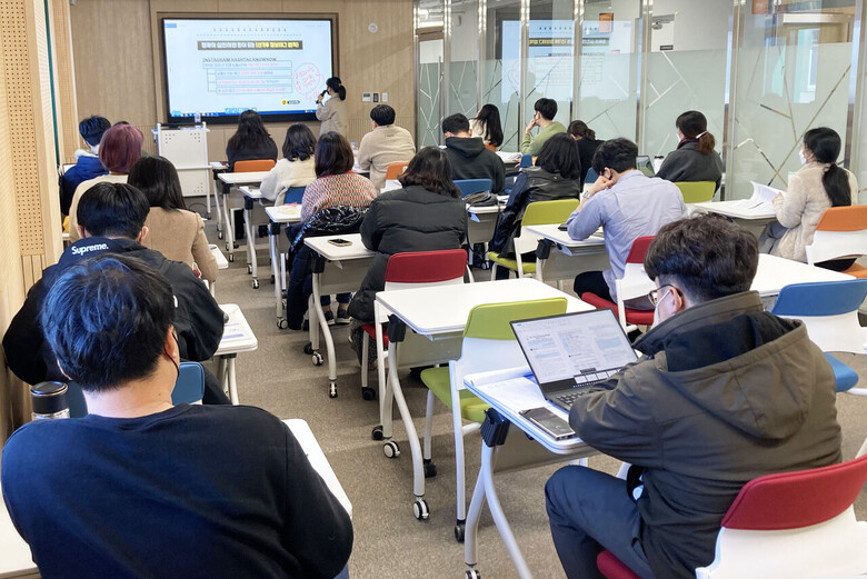 청년농업인을 대상으로 창농 교육을 진행하고 있다(전남농기원 제공)