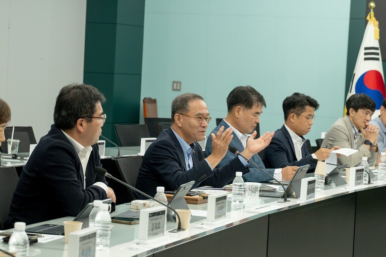 농협금융은 지난 2일, 서울 중구 본사에서 지주·계열사 ESG 담당 임원들이 참석한 가운데「제1차 농협금융 ESG전략협의회」를 개최했다. 이찬우 회장(왼쪽에서 두 번째)이 회의를 주재하고 있다.(농협 제공)