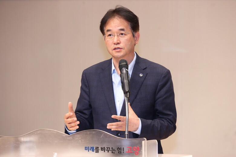 민선8기 3주년 기자간담회에서 G-노믹스 5개년 계획을 발표하는 이동환 고양특례시장