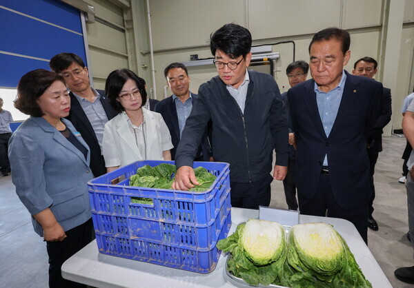 10일 충북 보은거점산지유통센터에서 권재한 농촌진흥청장은 봄배추 시에이(CA) 저장 상황을 점검했다. (농촌진흥청 제공)