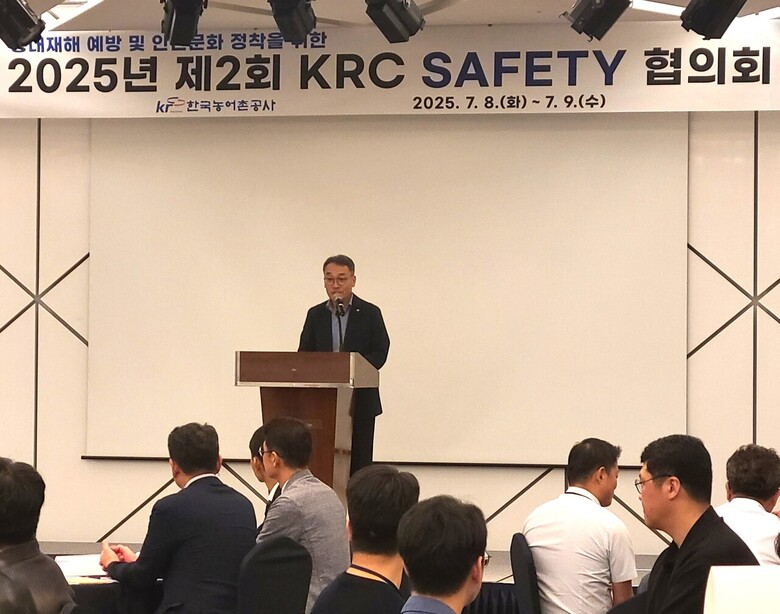 정인노 부사장이 격려사를 하고 있다. 