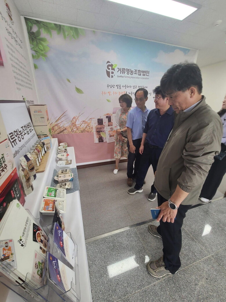 농촌진흥청 국립식량과학원 밭작물개발부 정병우 부장이 7월 15일 경상남도 고성 거류영농조합을 방문해 가공용 쌀 산업 현황을 점검하고 가공품 판매시설을 살펴보고 있다. (사진제공: 농촌진흥청)
