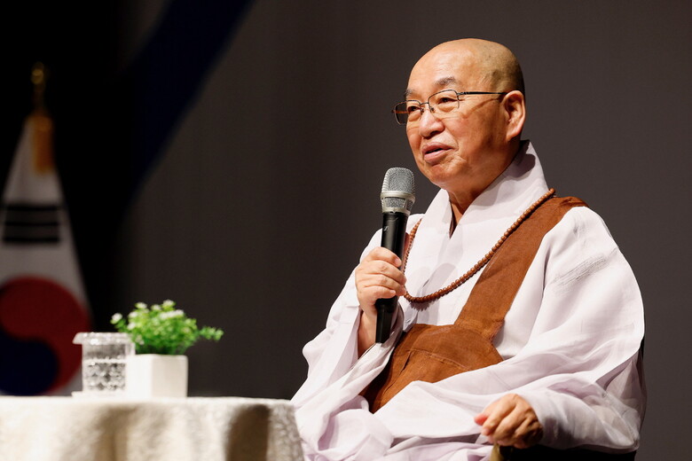 민선8기 3주년 기념‘2025년 7월 소통공감의 날’에 참석해 특강 중인 법륜 스님(고양시청 제공)