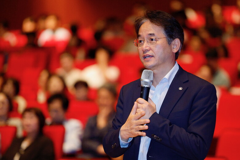 특강 중 법륜 스님에게 질문하고 있는 이동환 고양특례시장(고양시청 제공)