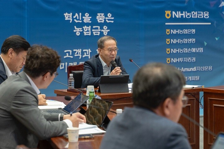 )농협금융은 7월 17일, 서울 서대문구 소재 본사 대회의실에서 '2025년 제2차 농협금융 고객전략협의회'를 개최했다. 이찬우 회장이 농협금융 고객전략협의회를 주재하고 있다.