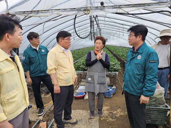 농촌진흥청.농촌지원국.권철희국장(왼쪽). 경상남도농업기술원 정찬식 원장(오른쪽)