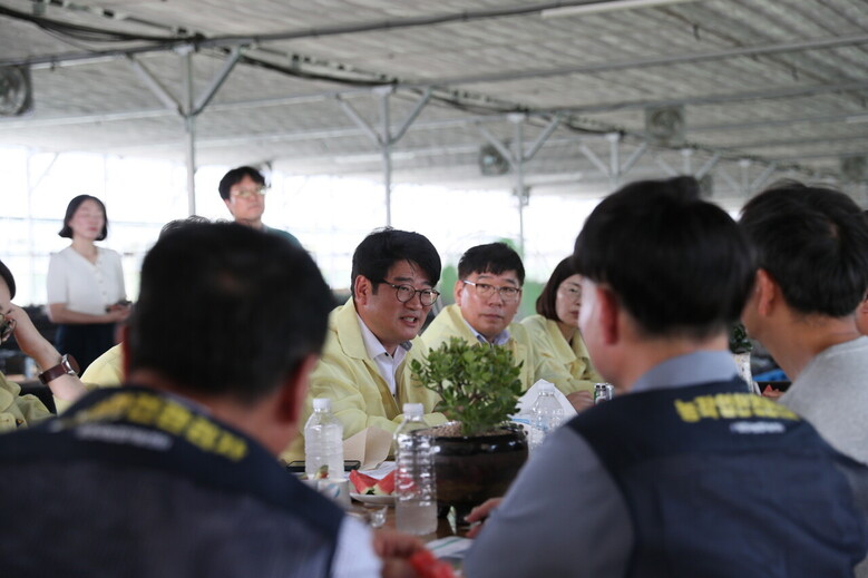 권재한 농촌진흥청장(가운데)이 7월 25일 경기도 용인시 남사읍의 다육이 재배 농사업장에서 농장 관계자 등과 소통하며 '폭염 안전 5대 기본 수칙' 내용을 안내하고, 현장의 적극적인 실천를 당부하고 있다.