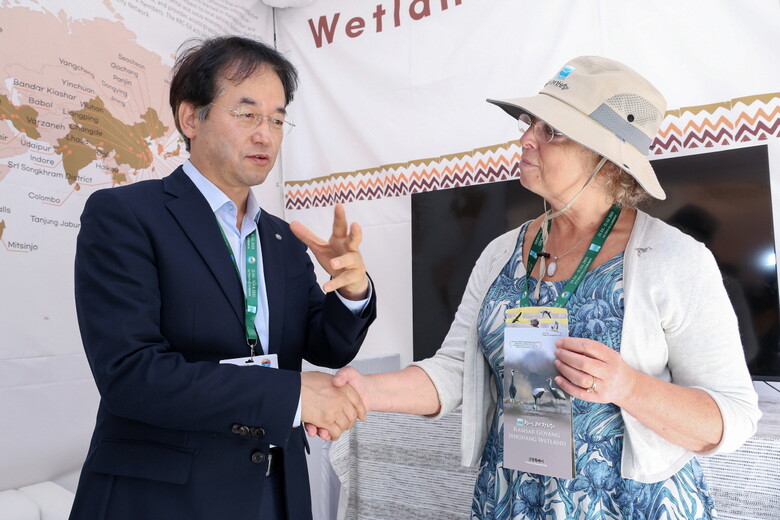 람사르COP15에서 영국왕립조류보호협회(RSPB) 니콜라 크록포드(Nicola Crockford) 최고정책관과 만나 생물다양성 보전을 위한 상호협력을 논의 중인 이동환 고양특례시장(고양시청 제공)