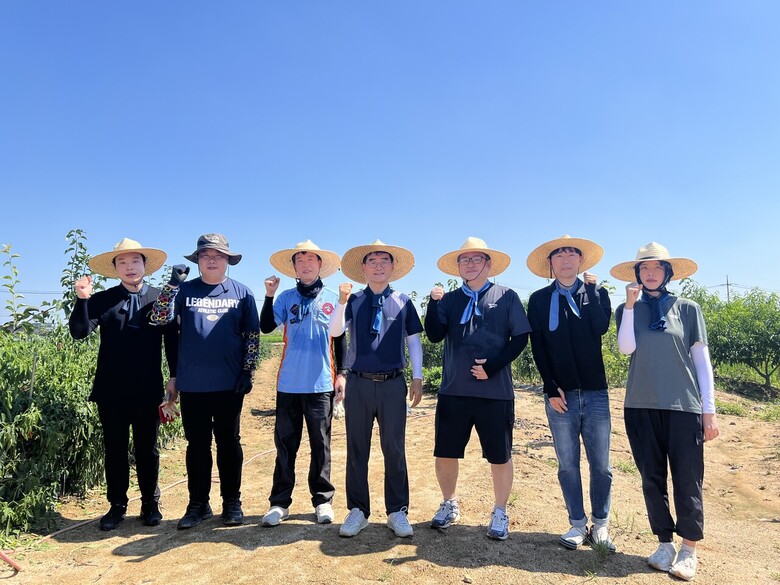 수해복구 활동 참여 직원들의 단체 사진.