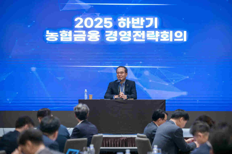 28일 개최된 경영전략회의에서 이찬우 NH농협금융지주 회장이 회의를 주재하고 있다.(농협금융지주 제공)