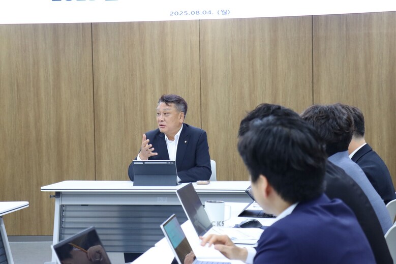 NH농협리츠운용은 지난 4일, 서울 여의도 소재 본사에서 상반기 경영성과 분석회의를 개최했다. 임정수 대표이사가 상반기 경영성과 분석회의를 주재하고 있다.