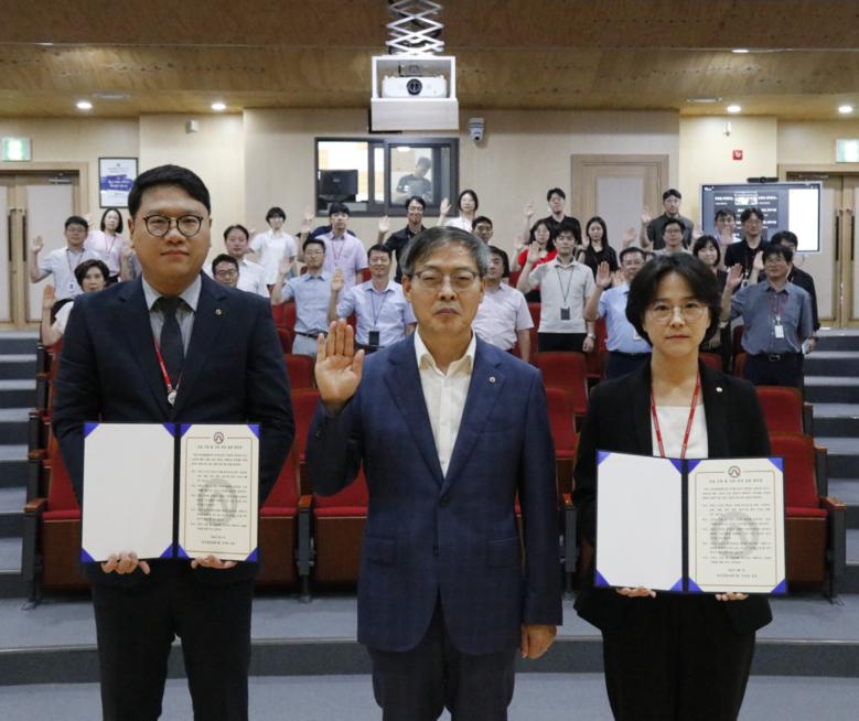 축산물품질평가원 본원에서 진행된 ‘갑질 근절 및 인권 존중 실천 결의대회’에서 박병홍 축산물품질평가원장(중앙)과 임직원들이 결의문을 낭독하며 인권 존중 실천에 대한 의지를 다지고 있다.