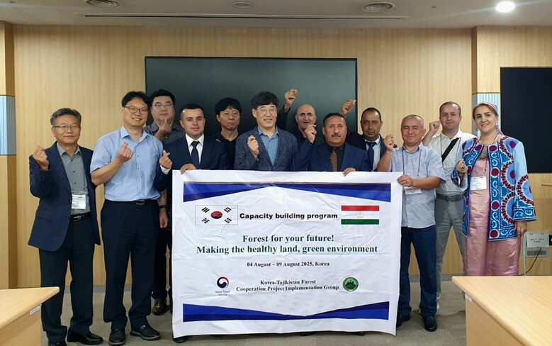 타지키스탄 산림관계자가 산림정책 및 기술을 배우는 연수 프로그램 기념촬영 모습(산림청 제공)