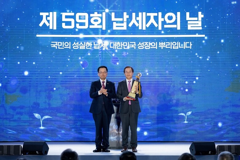 문태현 (주)엠디엠 대표이사(사진 우측)가 "국세 일천억원 탑"을 수상하고 있다(엠디엠그룹 제공)