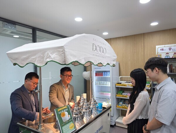 NH농협캐피탈은 8일, 여의도 본사에서 말복을 맞이하여 우리 쌀로 만든 젤라토를 임직원에게 제공하는‘무더위 극복 이벤트’를 진행했다. 장종환 대표이사(왼쪽에서 두 번째)와 석승열 상무(왼쪽에서 첫 번째)가 직원들에게 우리 쌀 젤라토를 나눠주고 있다.