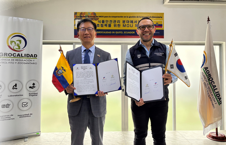 해썹인증원, 에콰도르 농산물품질보증기구(AGROCALIDAD) 업무협약 체결 (왼쪽)해썹인증원 한상배 원장, (오른쪽)에콰도르 농산물품질보증기구(AGROCALIDAD) Wilson Patricio Almeida Granja 청장(해썹인증원 제공)