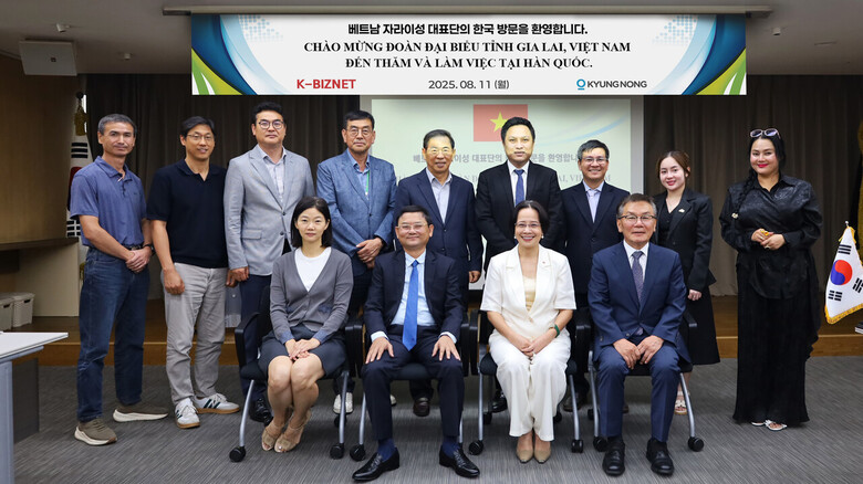 경농은 8월 11일 사옥인 동오빌딩에서 베트남 자라이성 대표단과 스마트팜 등 양국의 농업 부문 협력 방안을 논의했다. 이날 회의에는 경농 이승연 사장(앞열 좌측 첫 번째)과 베트남 자라이성 응우옌 뜨 공 황(앞열 좌측 두 번째) 부성장 등 20여명이 참석했다.(경농 제공)