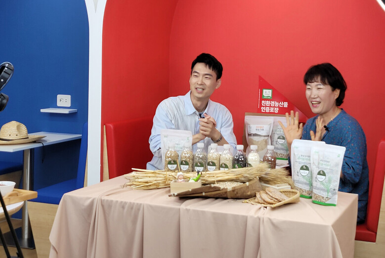 라이브커머스를 진행하고 있다(전남농기원 제공)