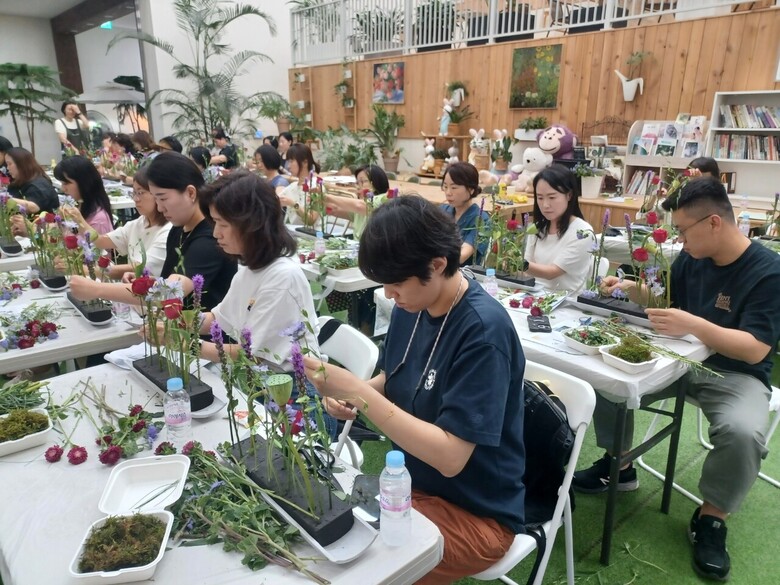 한국화훼자조금협의회는 2025년 절화의무자조금 꽃 소비촉진홍보 ‘권역별 꽃 체험•꽃꽂이 교실’ 사업을 전국적으로 진행하고 있다. 사진은 지난 7월 12일 한국화훼농협 힐링문화센터에서 열린 꽃꽂이 교실 모습.(한국화훼자조금협의회 제공)