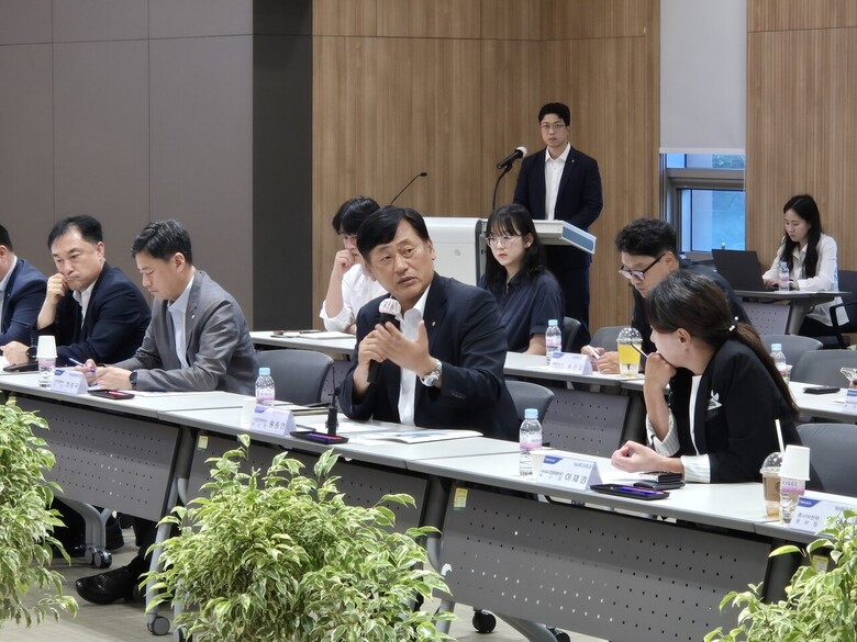 NH농협금융은 19일, 농협은행 충북본부 대회의실에서 농협금융 시너지활성화를 위해 충청권역 시너지협의회를 개최했다. 황종연 부사장(앞줄 오른쪽에서 두 번째)이 협의회를 주재하고 있다.(농협금융지주 제공)