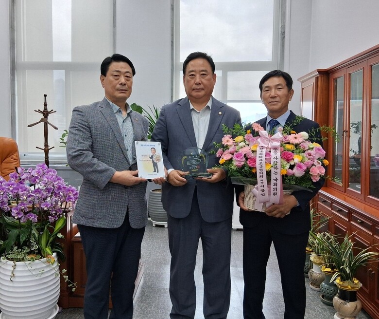 한국화훼자조금협의회는 지난 26일 서울 국회의사당에서 국회 농림축산식품해양수산위원회 어기구 위원장을 ‘꽃을 사랑하는 국회의원’으로 위촉했다.(한국화훼자조금협의회 제공)