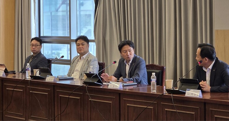 NH농협금융은 27일, 서울 중구 소재 NH농협은행 본점에서「2025년 제3차 농협금융 금융소비자보호협의회」를 개최했다. 윤기태 NH농협금융지주 금융소비자보호총괄책임자(오른쪽에서 두 번째)가 회의를 주재하고 있다.(농협금융지주 제공)