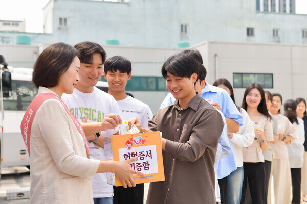 하나님의 교회에서 열린 헌혈릴레이를 통해 206명이 건강한 혈액 7만8800ml를 기증하며 여름철 혈액 수급난 해소를 도왔다. 사진은 헌혈증서를 기증하는 모습.