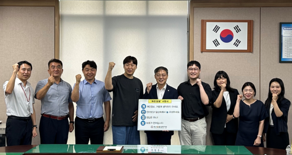 지난 26일 축산물품질평가원 회의실에서 진행된 개인정보 간담회에서 박병홍 원장(중앙)과 개인정보 처리 수탁업체 관계자들이 단체 사진을 촬영하고 있다.