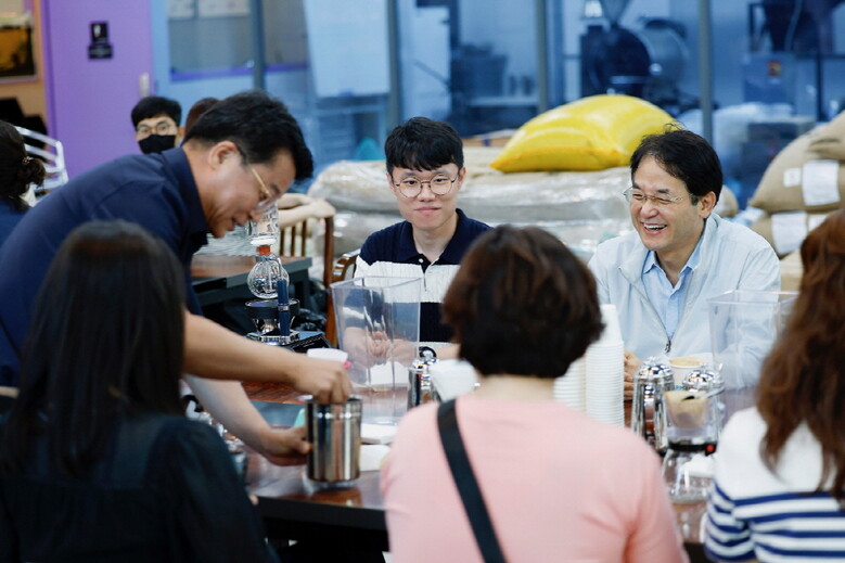 이동환 고양특례시장이‘2025년 제2차 직원 지역문화 체험’에 참여해 직원들과 함께 직접 커피를 내리고 있다.(고양시청 제공)