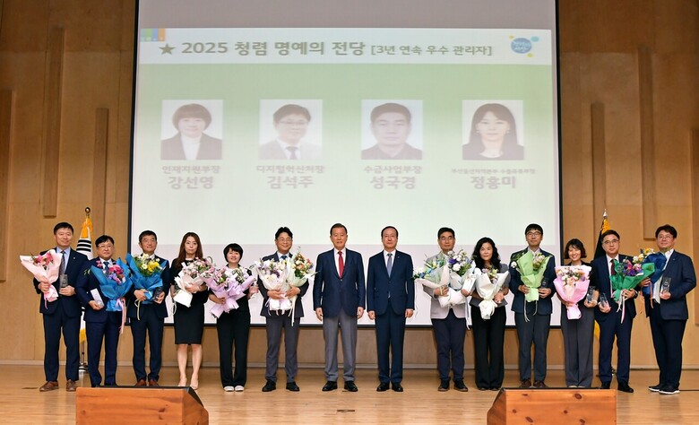 aT 청렴리더상 시상식 단체 기념사진 /  aT 홍문표 사장(좌측 7번째), 전종화 상임감사(좌측 8번째)