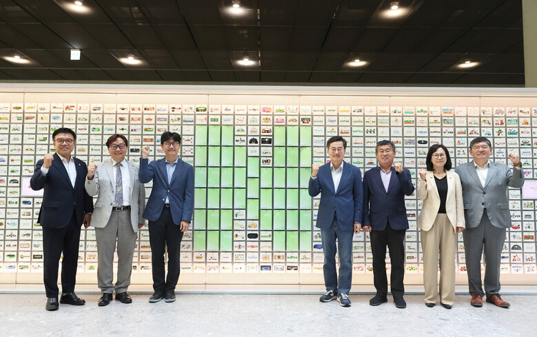 3일 오전 네이버 1784에서 열린 2025년 제2차 경기도 기후위기대응위원회 전체회의에서 김동연 경기도지사와 기후위기대응위기 위원회 위원들과 함께 기념촬영을 하고 있다.(경기도청 제공)