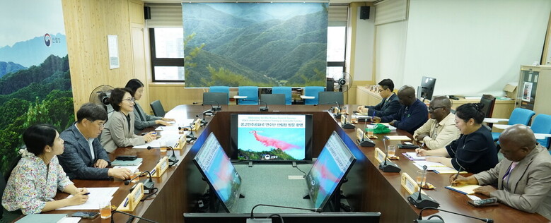 중앙산림재난상황실에서 이미라 산림청 차장이 토이람베 바모닌가 벤자민 콩고민주공화국 환경지속가능개발부 차관과 산림협력 방안을 논의하고 있다.