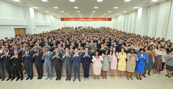 경기 평택 고덕국제신도시에 있는 '평택고덕 하나님의 교회'에서 6일 헌당식이 열렸다. 경기권에서 온 축하객들과 미국에서 방한한 해외 신자들이 함께 헌당예배에 참여했다.