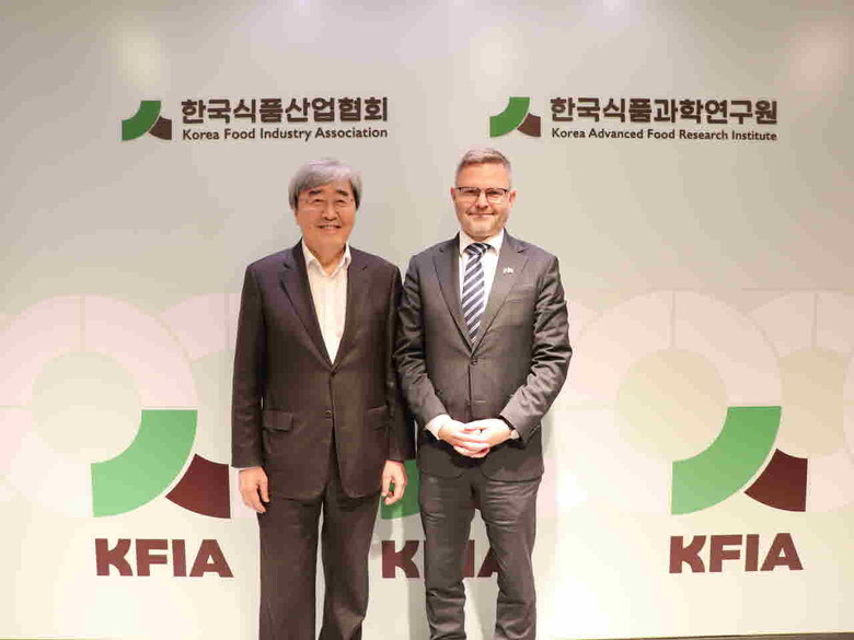 박진선(왼쪽) 한국식품산업협회장과 다니엘 릴리에베리(오른쪽) 스웨덴 농림수산지역기반부 차관(한국식품산업협회 제공)
