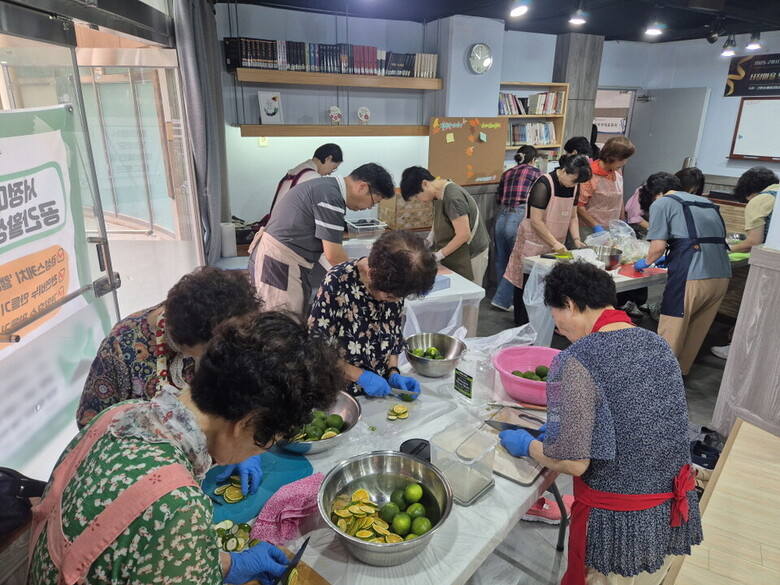 고양시 마을공동체‘햇살나눔’에서 진행한 ‘과일효소 만들기’ 활동(고양시 제공)