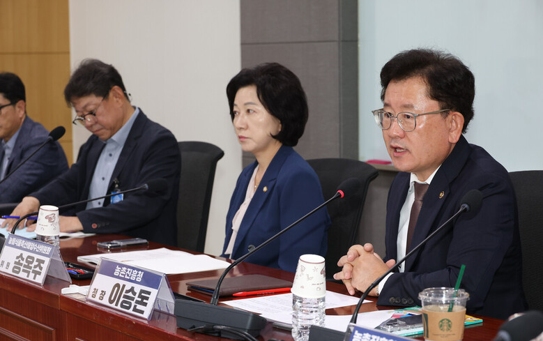 이승돈 농촌진흥청장은 8일 서울 국회의원회관에서 열린 '축산난제 해결 기술개발 전략 수립' 토론회에서 환영사를 했다. (농촌진흥청 제공)