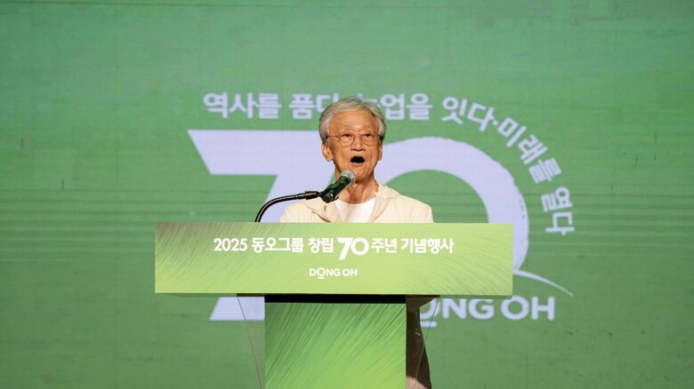 동오그룹 이병만 회장이 기념식에서 100년 기업으로의 도약을 위한 포부를 밝히고 있다. 이날 이병만 회장은 창업정신을 되새기며 창립 100주년을 향한 새로운 여정을 시작해야 한다고 강조했다.(경농 제공)