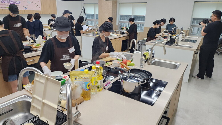1차 서류심사를 통과한 참가자들이 2차 요리경진대회에서 60분의 제한시간 동안 직접 개발한 천원의 아침밥 레시피를 요리하고 있다.