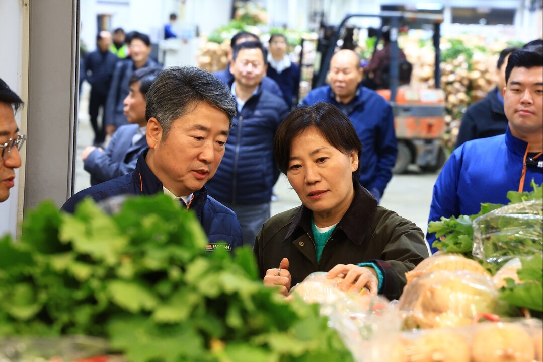 송미령 농식품부 장관, 가락시장 방문…김장철 농산물 수급 점검