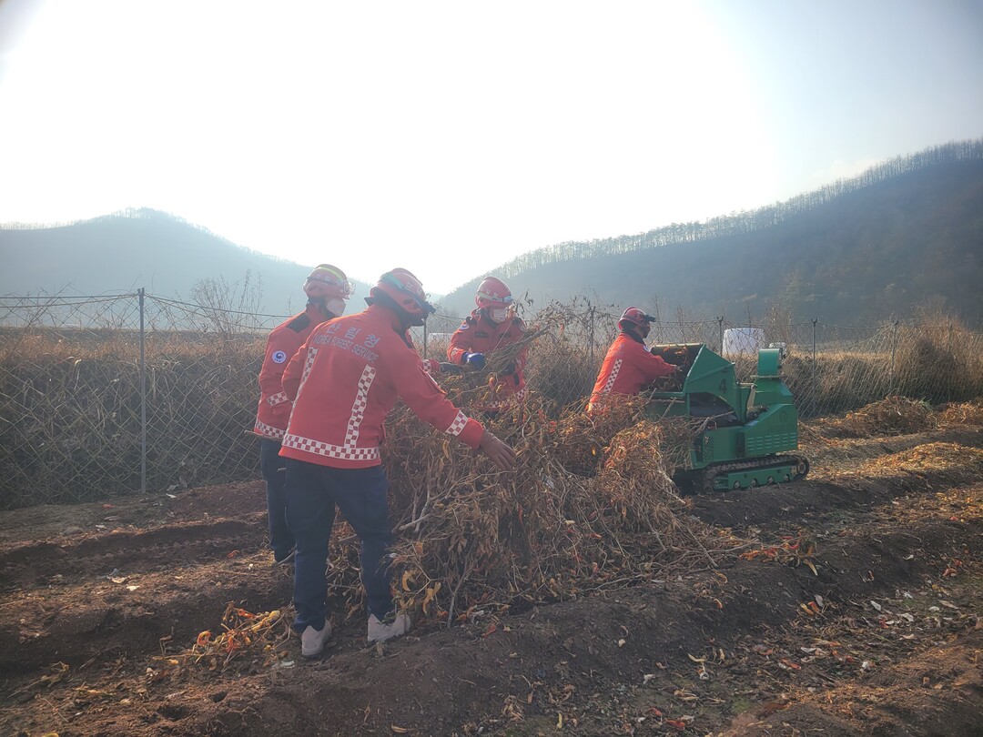 남부지방산림청, 유관기관 합동 영농부산물 수거·파쇄