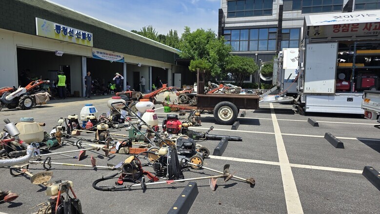 (농촌진흥청 및 지방 농촌진흥기관) 농업기계 응급복구단이 이번 집중호우로 침수 피해가 발생한 지역의 침수 농기계 수리지원 활동을 펼치고 있다.