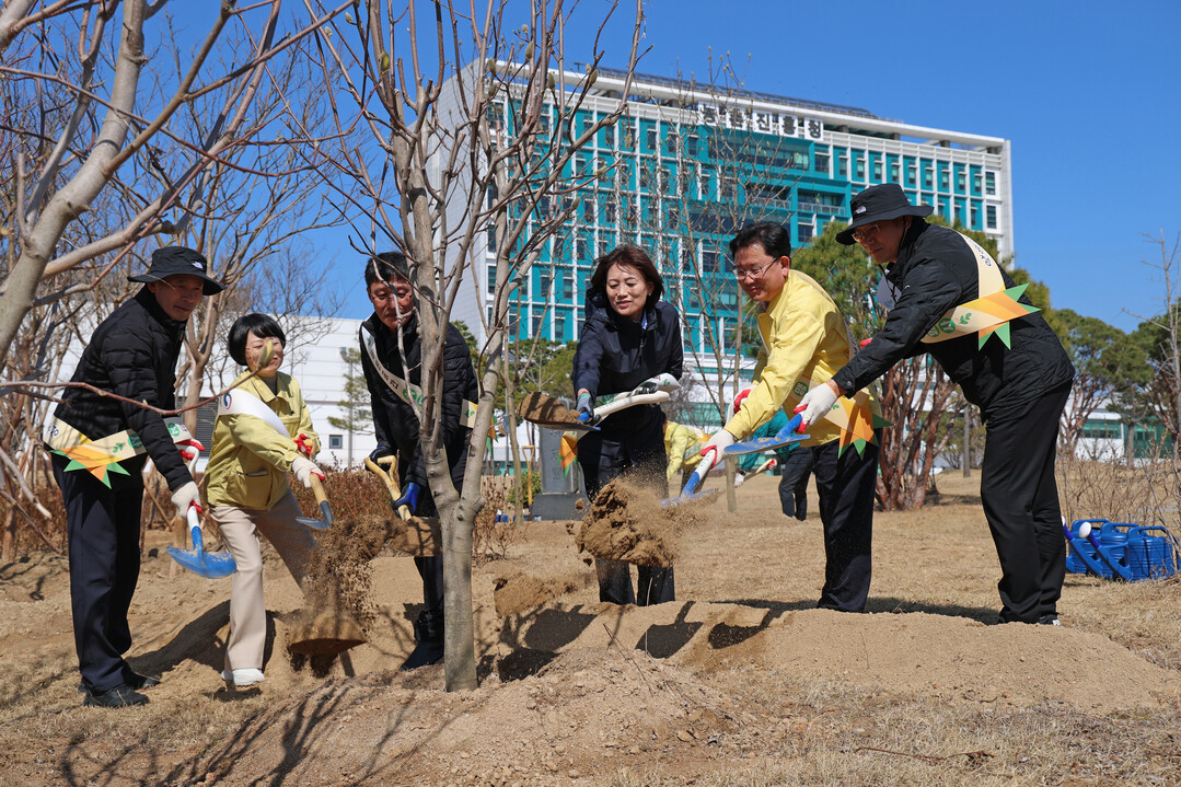 '나무 심고, 환경 가꾸고' 농촌진흥청, 제81회 식목 행사 개최