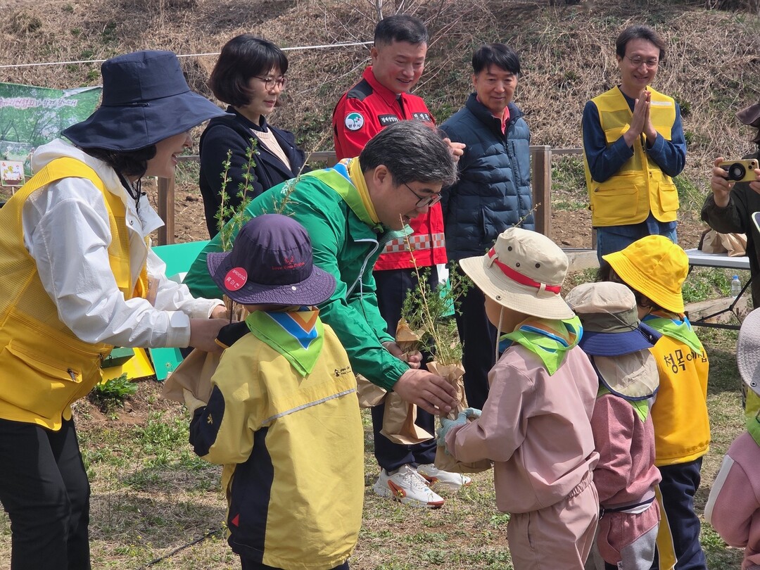 산림청, 전국 어린이 10만명과 ‘초록빛 희망’ 심는다
