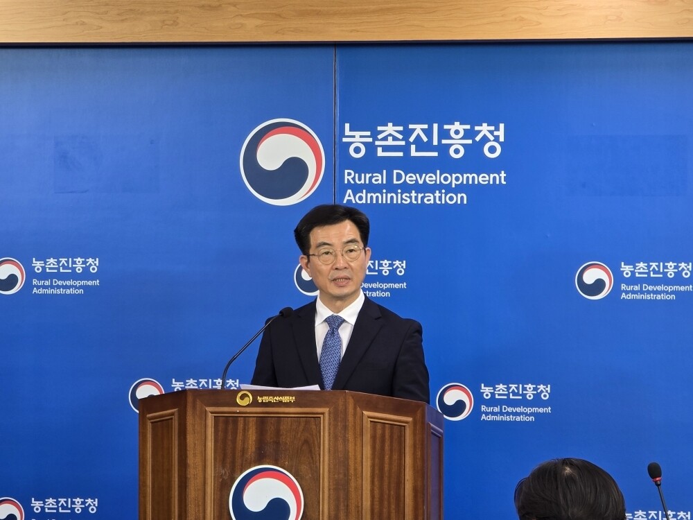 ‘누에’ 연중 생산 체계 구축, ‘바이오산업’ 한 축으로 키운다